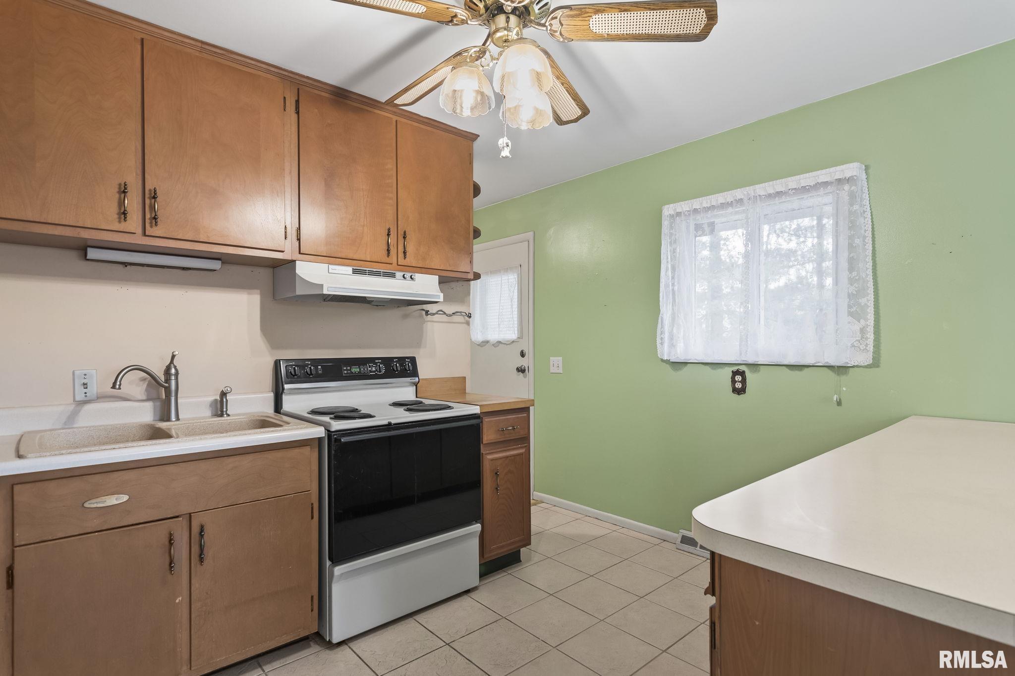 209 Dickinson Road Springfield, IL 62704 - Photo 2 of 33
