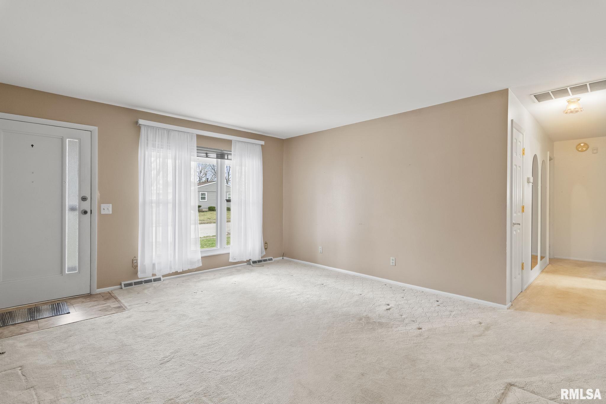 209 Dickinson Road Springfield, IL 62704 - Photo 7 of 33