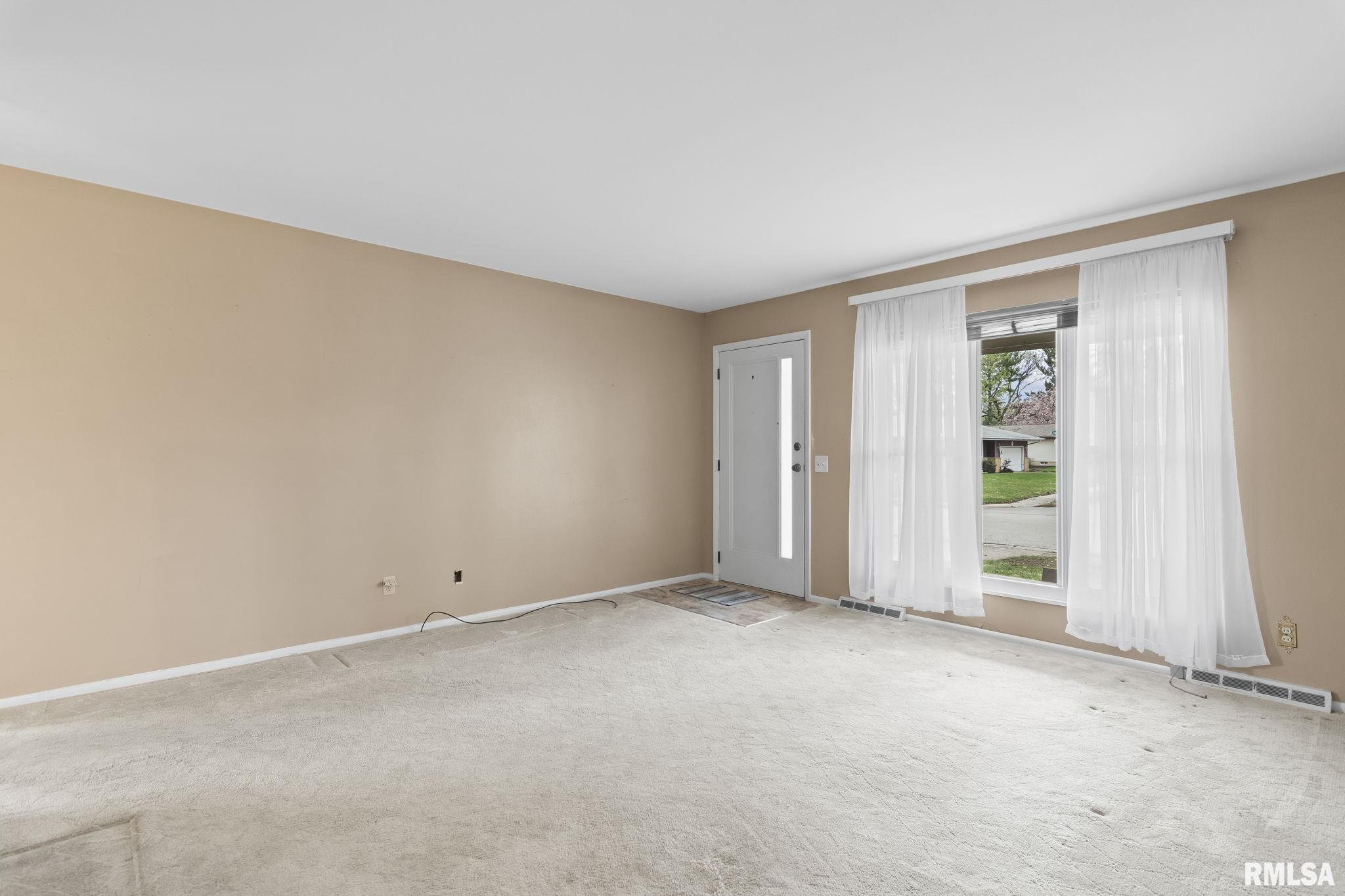 209 Dickinson Road Springfield, IL 62704 - Photo 8 of 33
