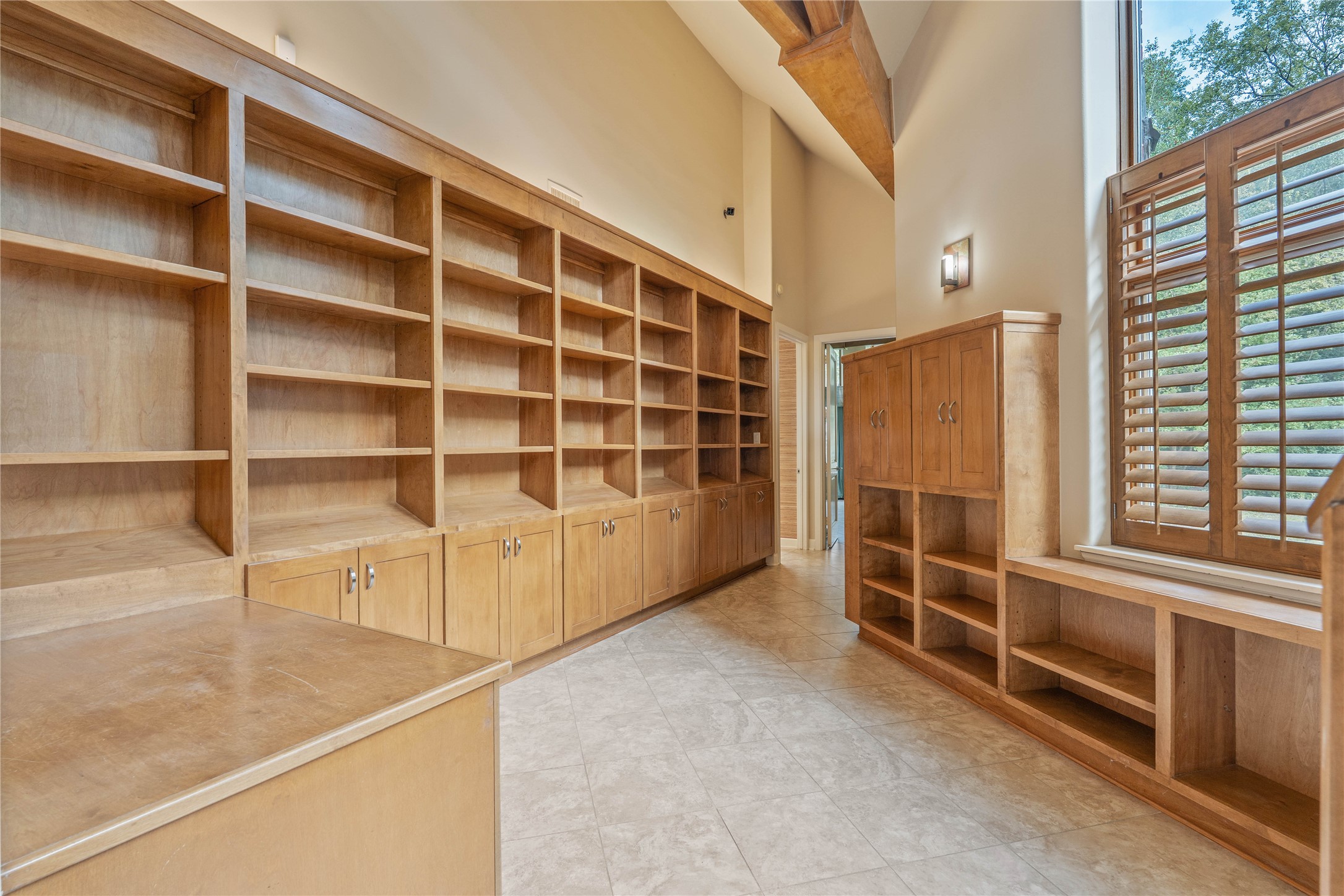 16621 Hereford Road Tomball, TX 77377 - Photo 17 of 46 Entering primary bedroom. Personal library, reading or office area