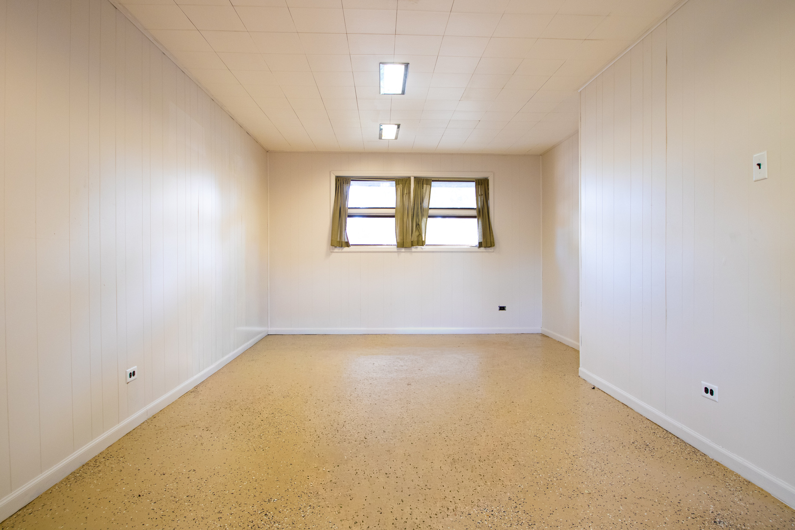 15547 Drexel Avenue Dolton, IL 60419 - Photo 16 of 18 an empty room with a window