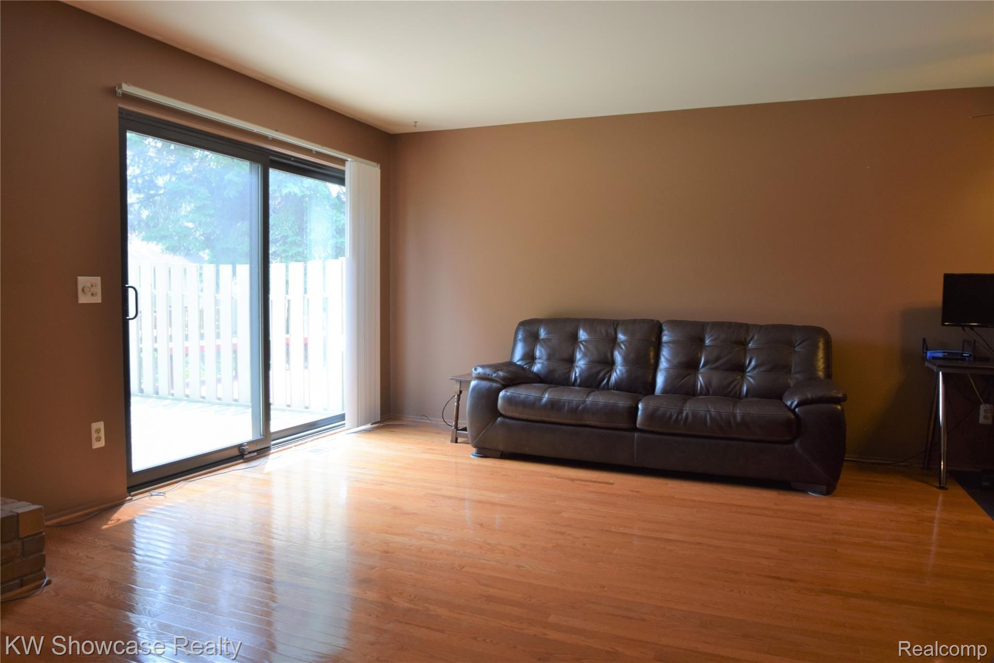 563 Tennyson Rochester, MI 48307 - Photo 17 of 36 Living Room