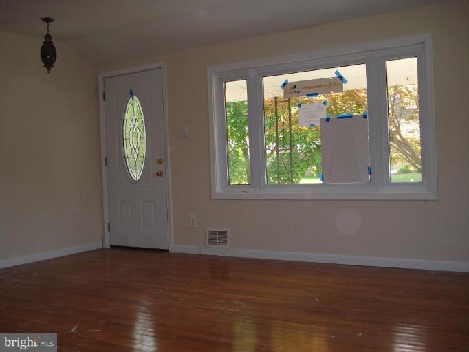 13009 Freeland Road Rockville, MD 20853 - Photo 3 of 24 Living Room #2