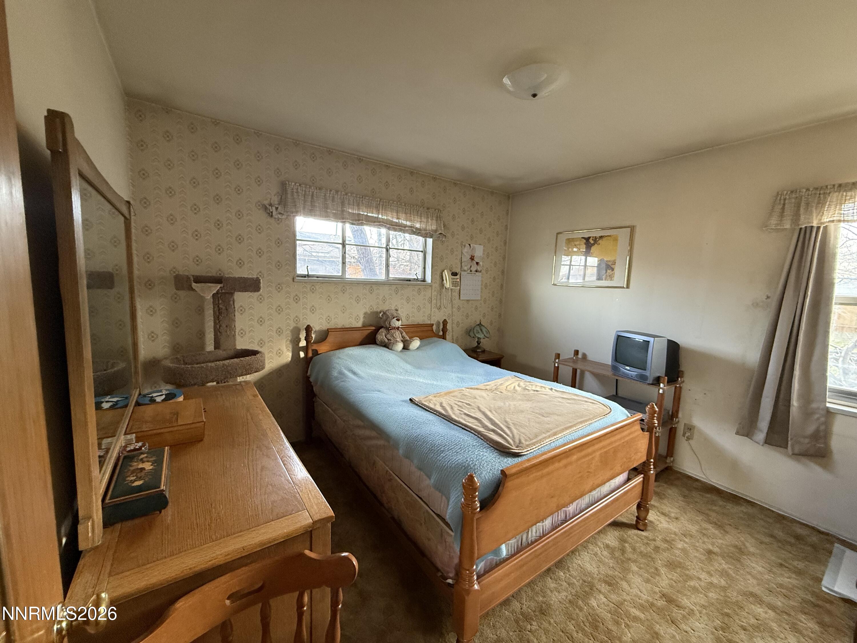 870 Capitol Hill Avenue Reno, NV 89502 - Photo 13 of 24 a bedroom with a bed and a window