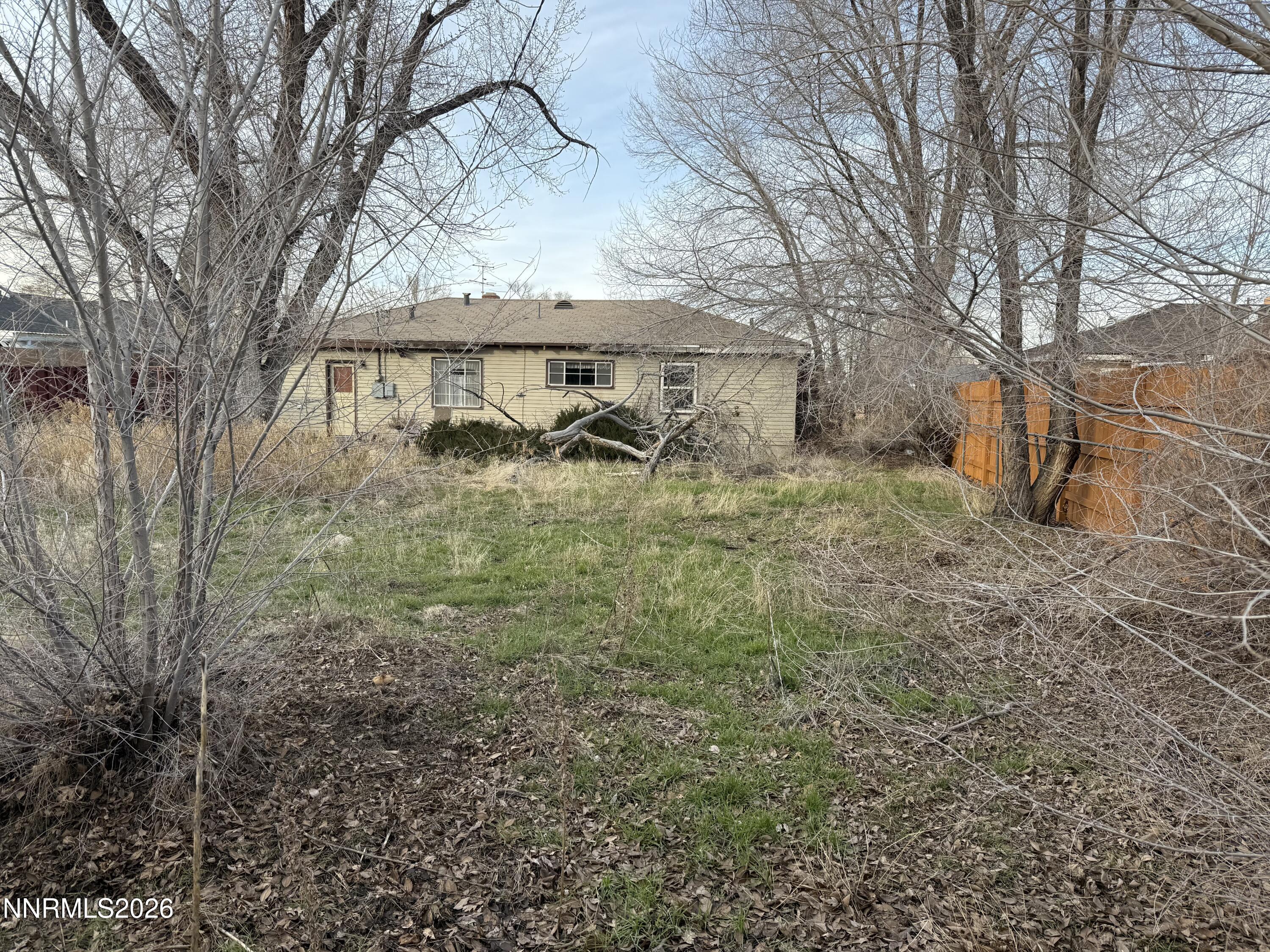 870 Capitol Hill Avenue Reno, NV 89502 - Photo 19 of 24 a backyard of a house with table and chairs