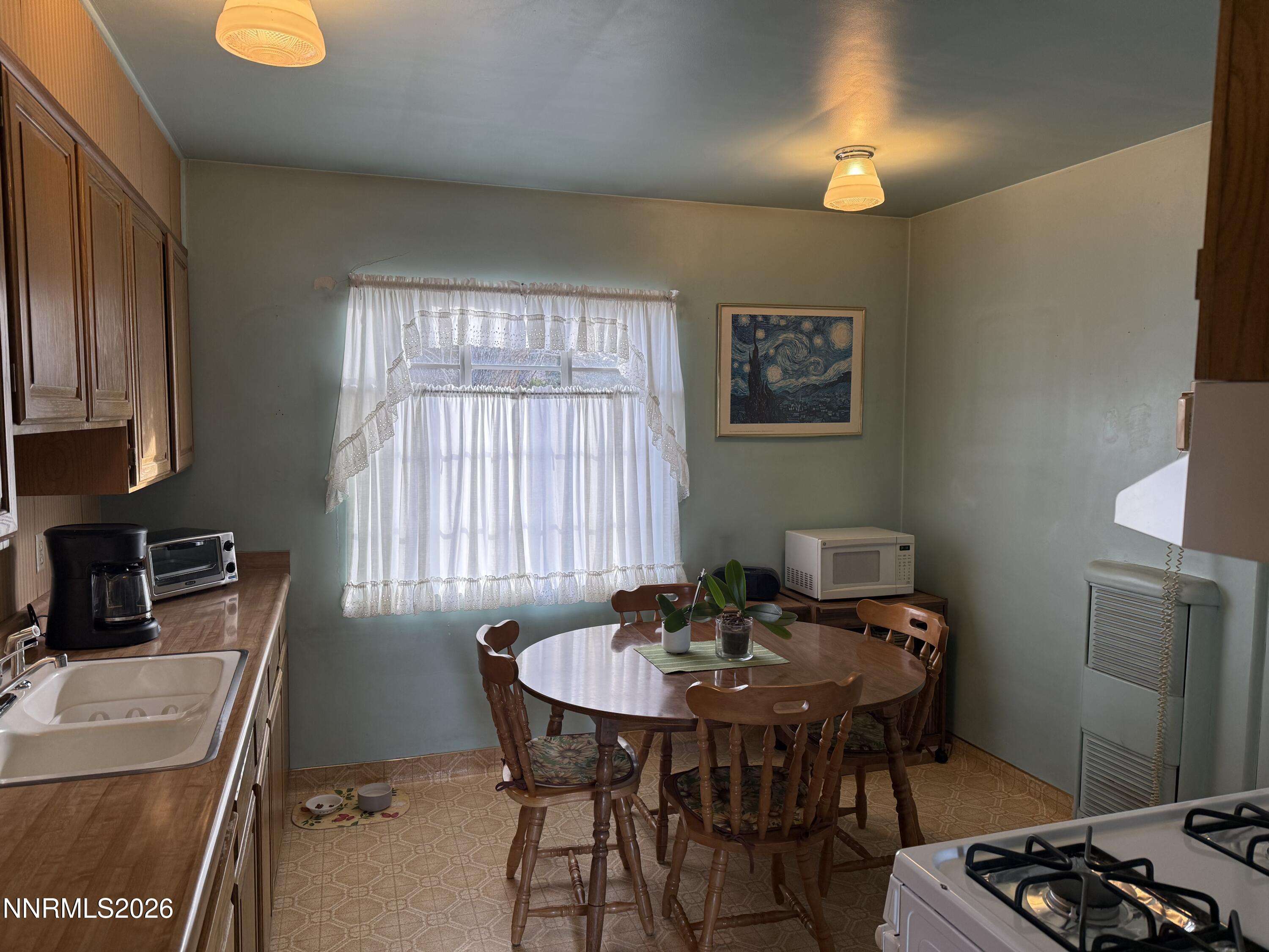 870 Capitol Hill Avenue Reno, NV 89502 - Photo 3 of 24 a view of a dining room with furniture and a window