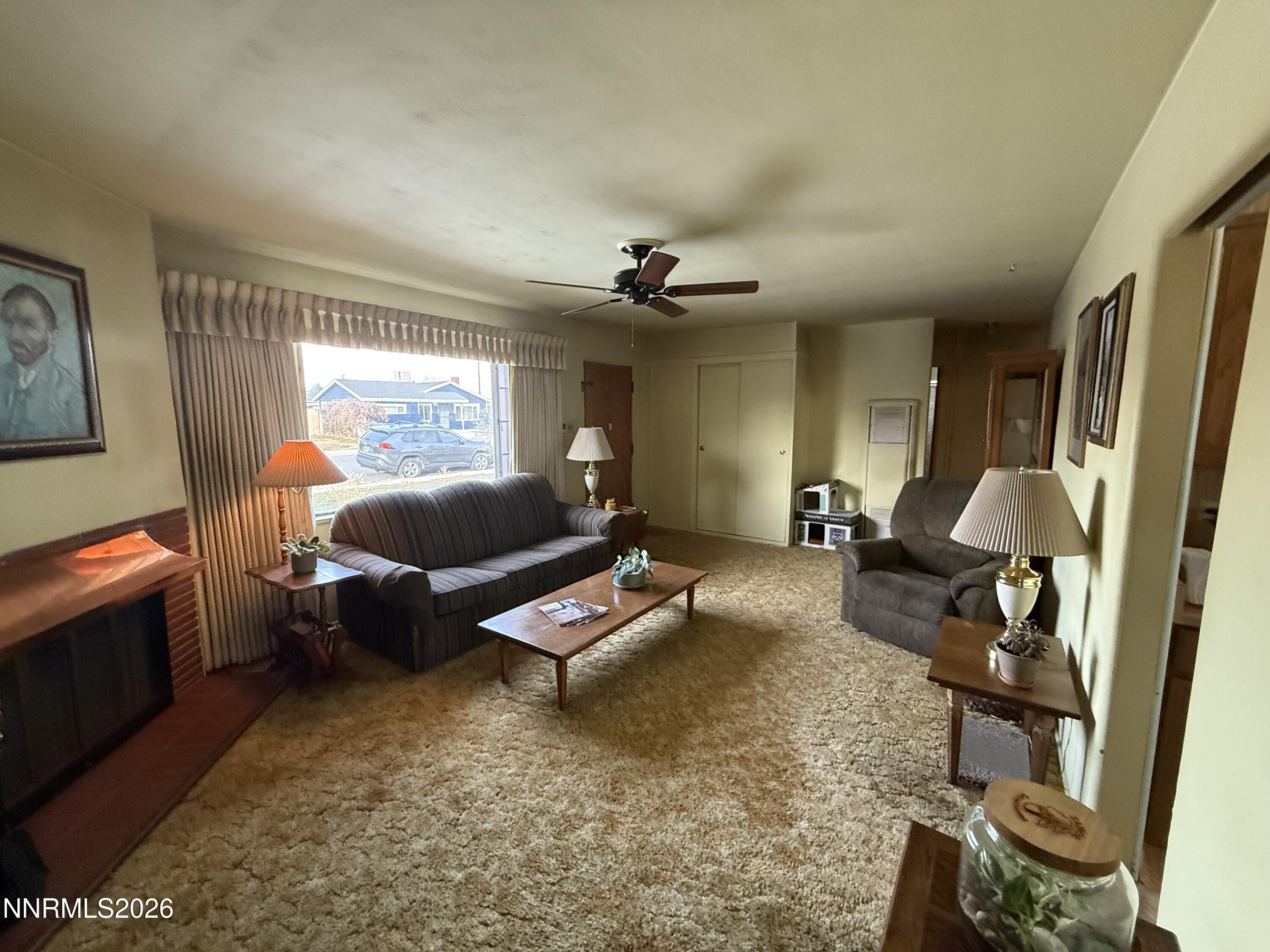 870 Capitol Hill Avenue Reno, NV 89502 - Photo 7 of 24 a living room with furniture couches and a flat tv screen