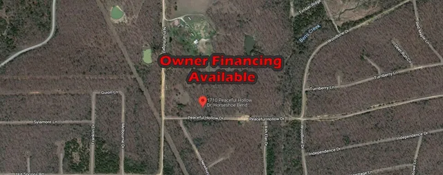 a street sign that is on the wall of a building