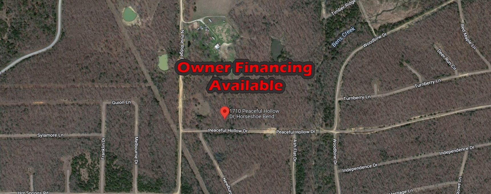 a street sign that is on the wall of a building