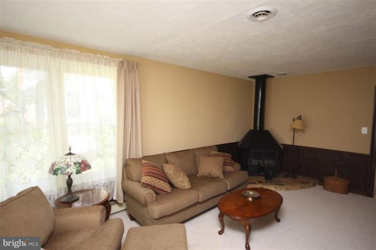 500 Forest View Road Linthicum Heights, MD 21090 - Photo 22 of 22 a living room with furniture