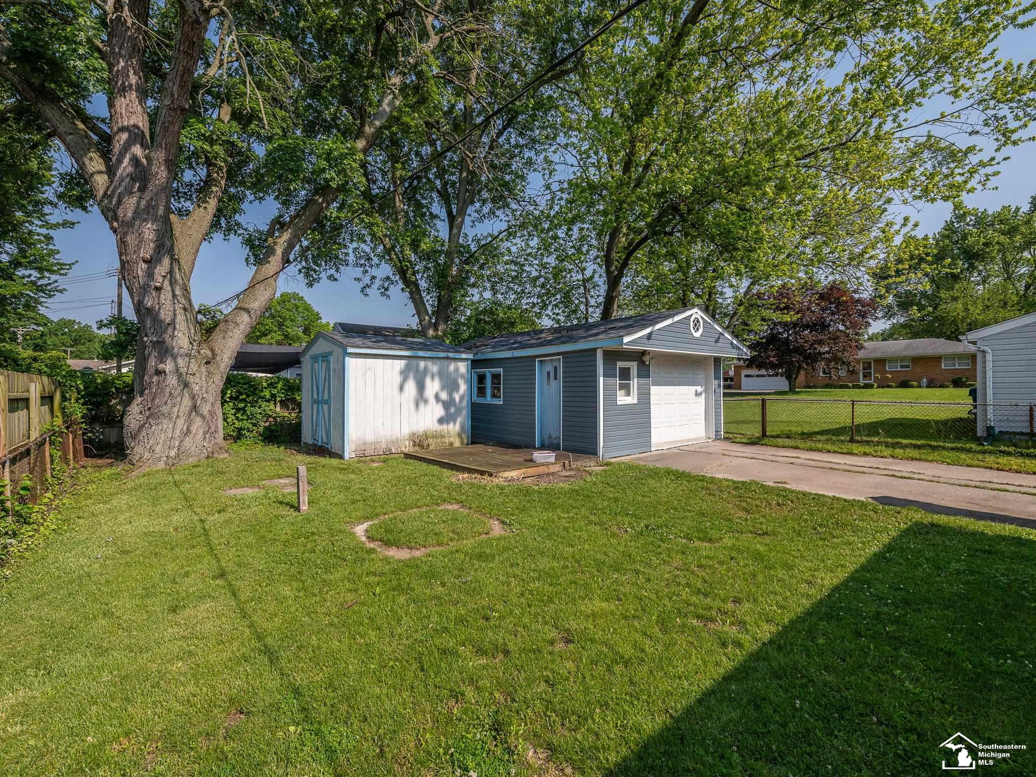 2109 Spaulding Road Monroe, MI 48162 - Photo 6 of 11 50178041-bf7858c2-f91c-435e-b4ff-cf27b213ee43.JPG