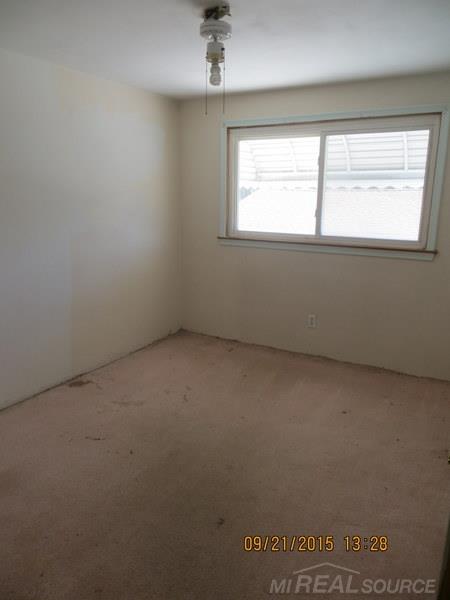 17972 Rainbow Road Fraser, MI 48026 - Photo 8 of 12 31274640-7.JPG