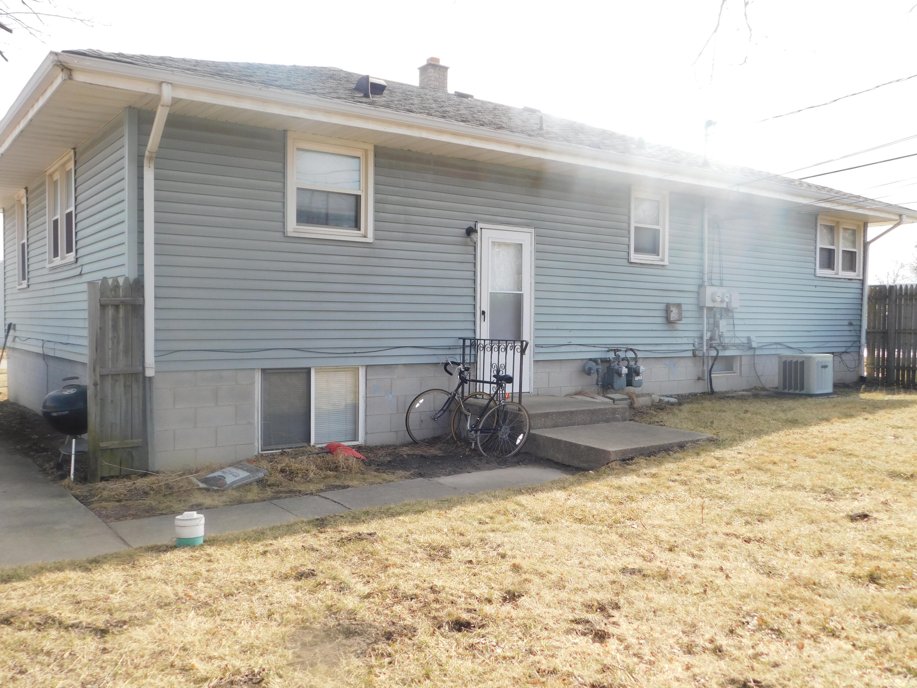 902 North Wood Street Griffith, IN 46319 - Photo 3 of 19 3000x2250