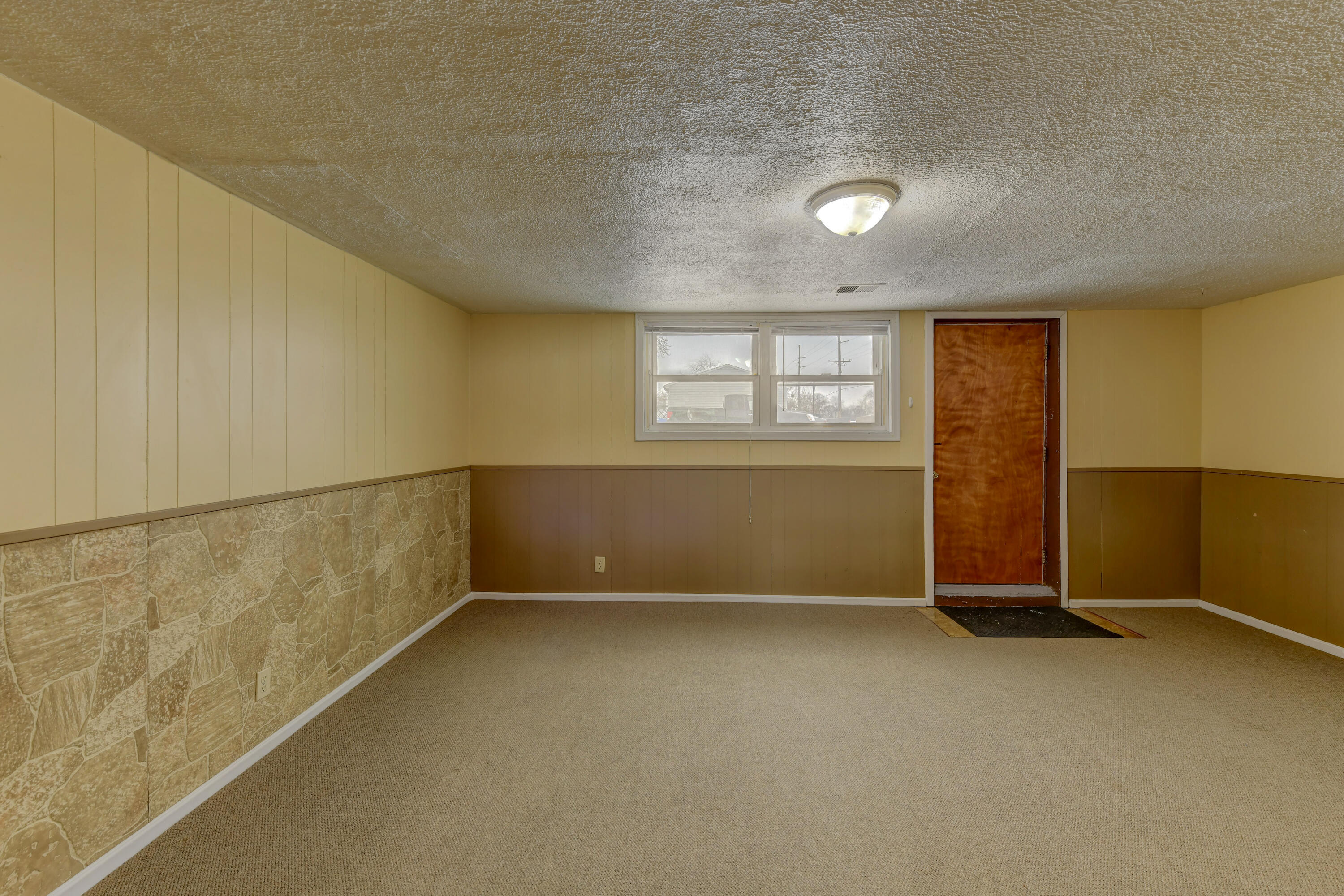 902 North Wood Street Griffith, IN 46319 - Photo 6 of 17 an empty room with windows