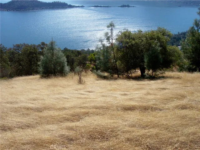 a view of a snow with a yard