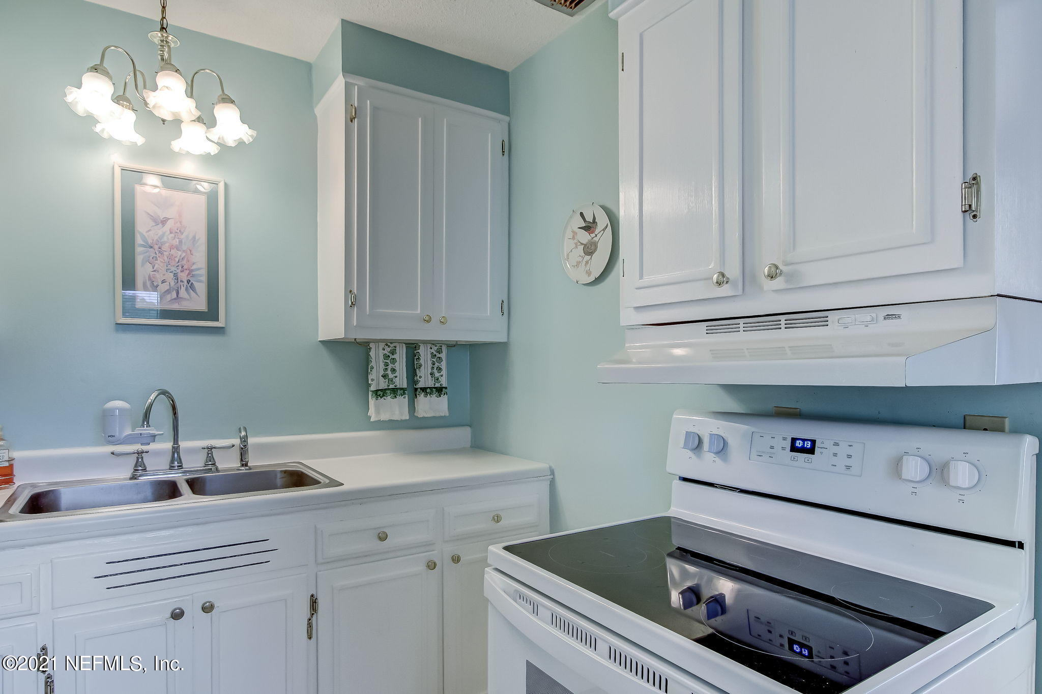 5530 Duke Road Jacksonville, FL 32207 - Photo 15 of 33 a kitchen with appliances a stove and cabinets