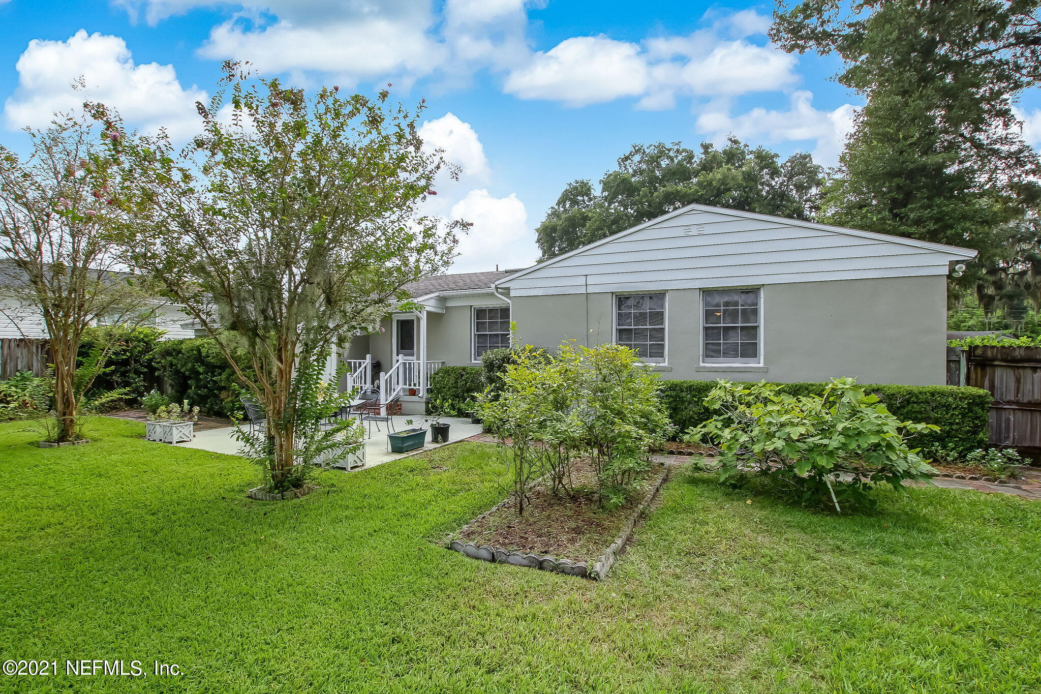 5530 Duke Road Jacksonville, FL 32207 - Photo 27 of 33 a front view of a house with a garden