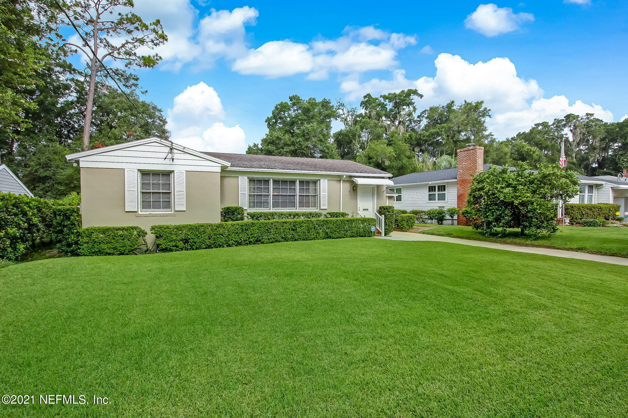 5530 Duke Road Jacksonville, FL 32207 - Photo 3 of 33 a front view of a house with garden