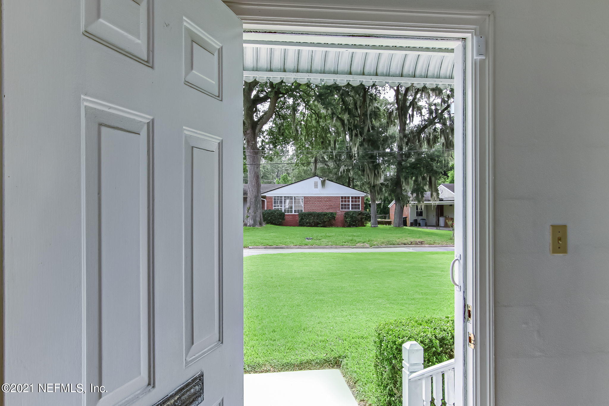 5530 Duke Road Jacksonville, FL 32207 - Photo 8 of 33 a view of a house with a yard