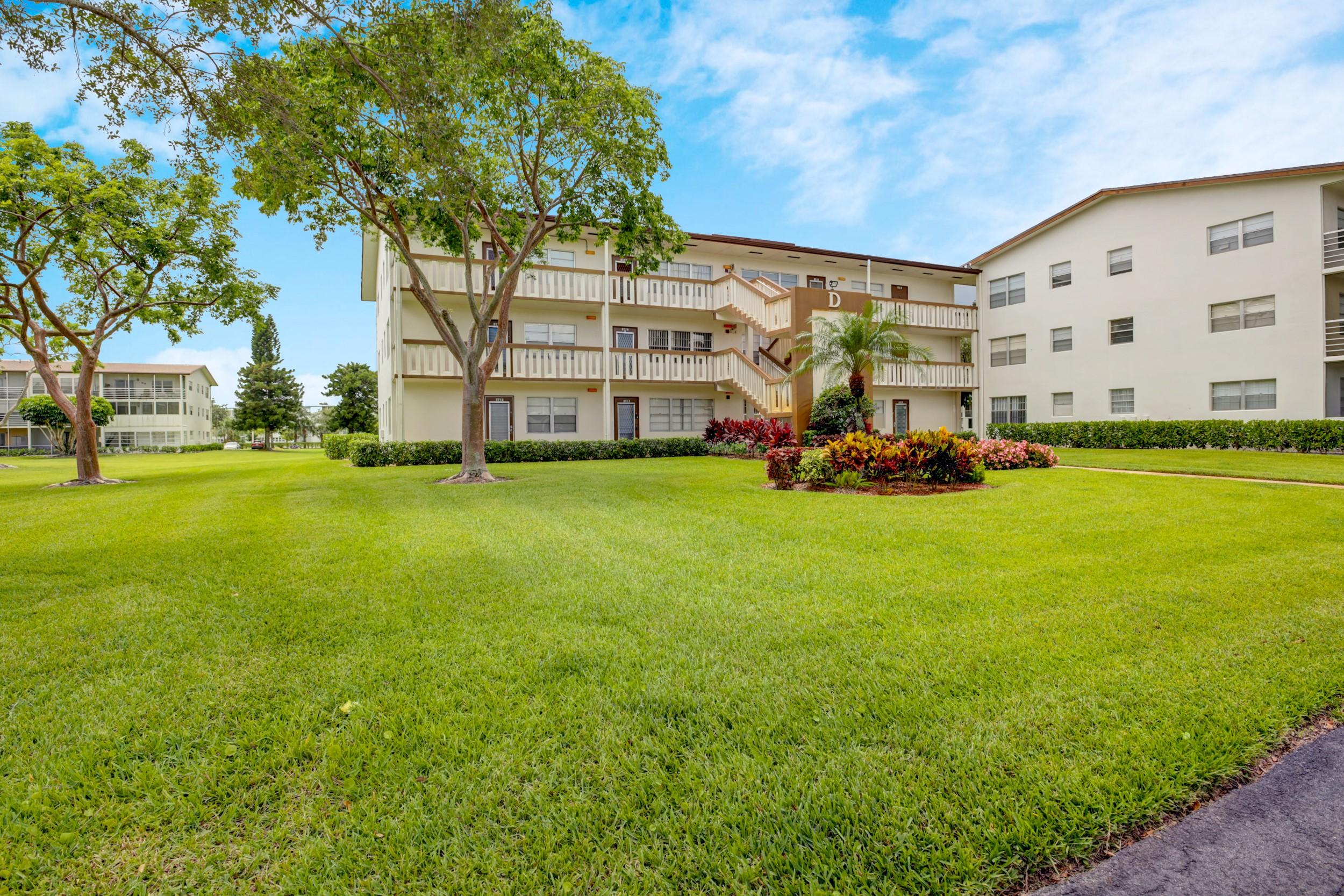 155 Mansfield East, Unit D Boca Raton, FL 33434 - Photo 26 of 42 Front Yard