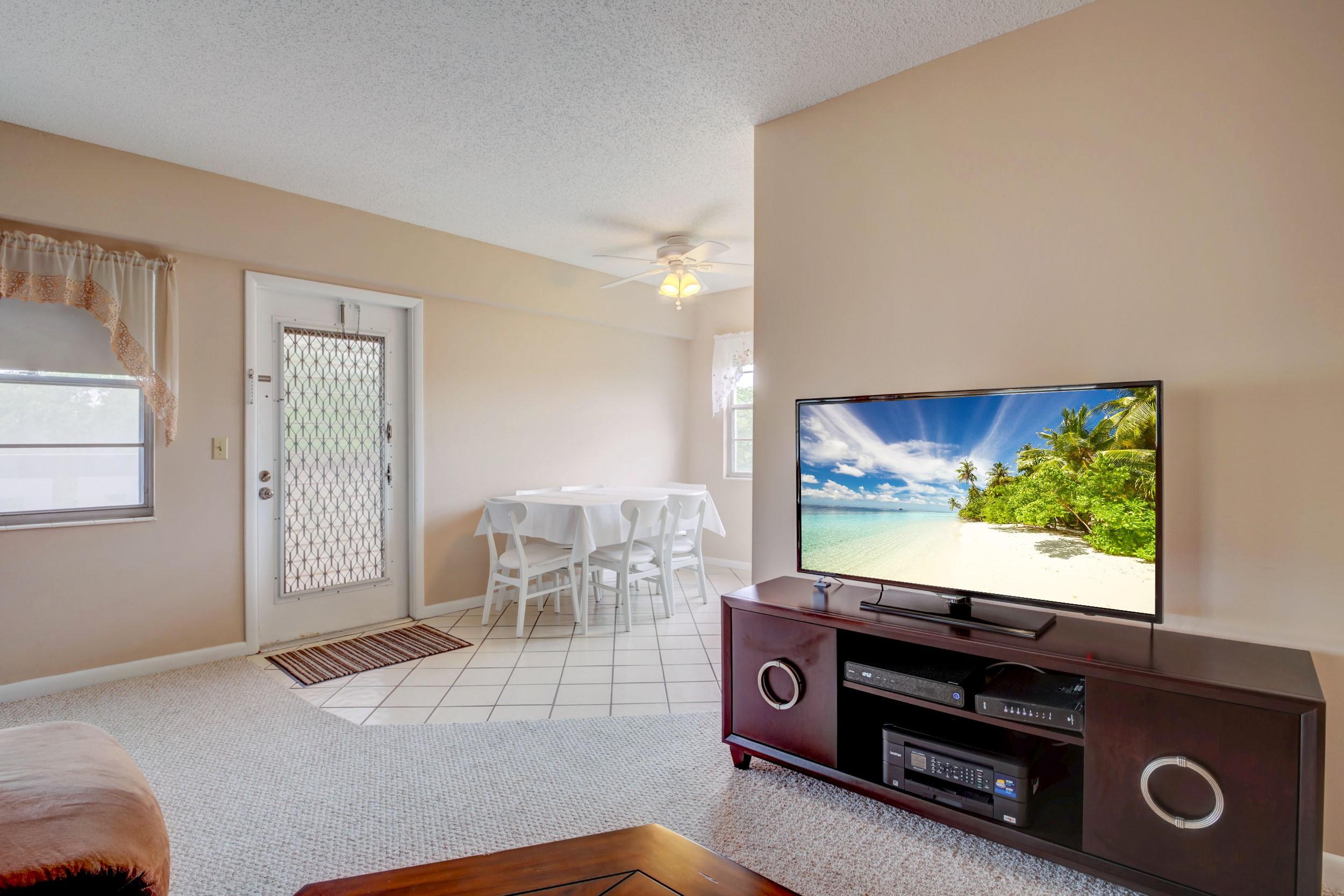 155 Mansfield East, Unit D Boca Raton, FL 33434 - Photo 5 of 42 Living Room