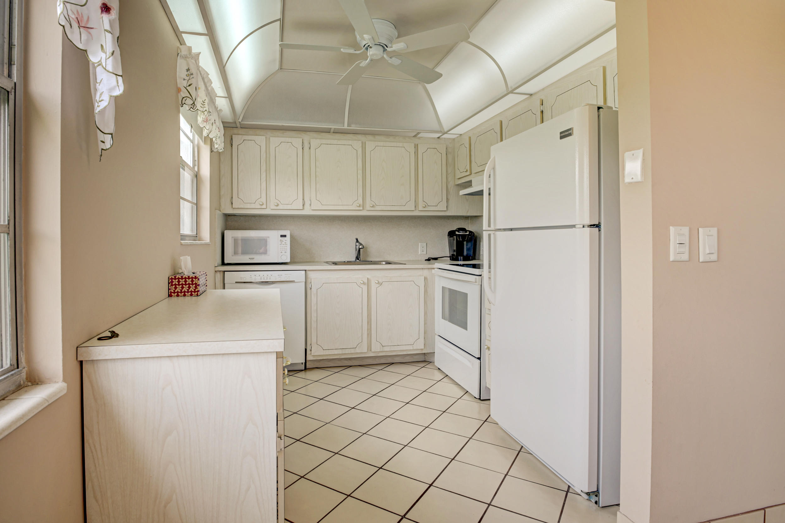 155 Mansfield East, Unit D Boca Raton, FL 33434 - Photo 6 of 42 Kitchen