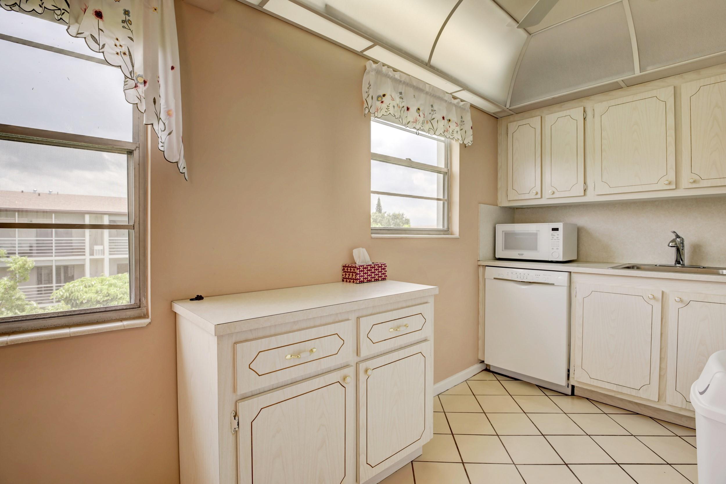 155 Mansfield East, Unit D Boca Raton, FL 33434 - Photo 7 of 42 Kitchen