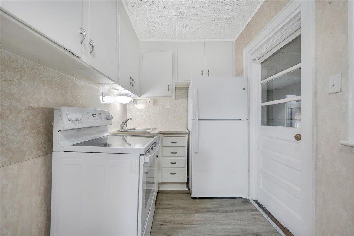 1214 Victory Road Southeast Roanoke, VA 24014 - Photo 12 of 37 Kitchen