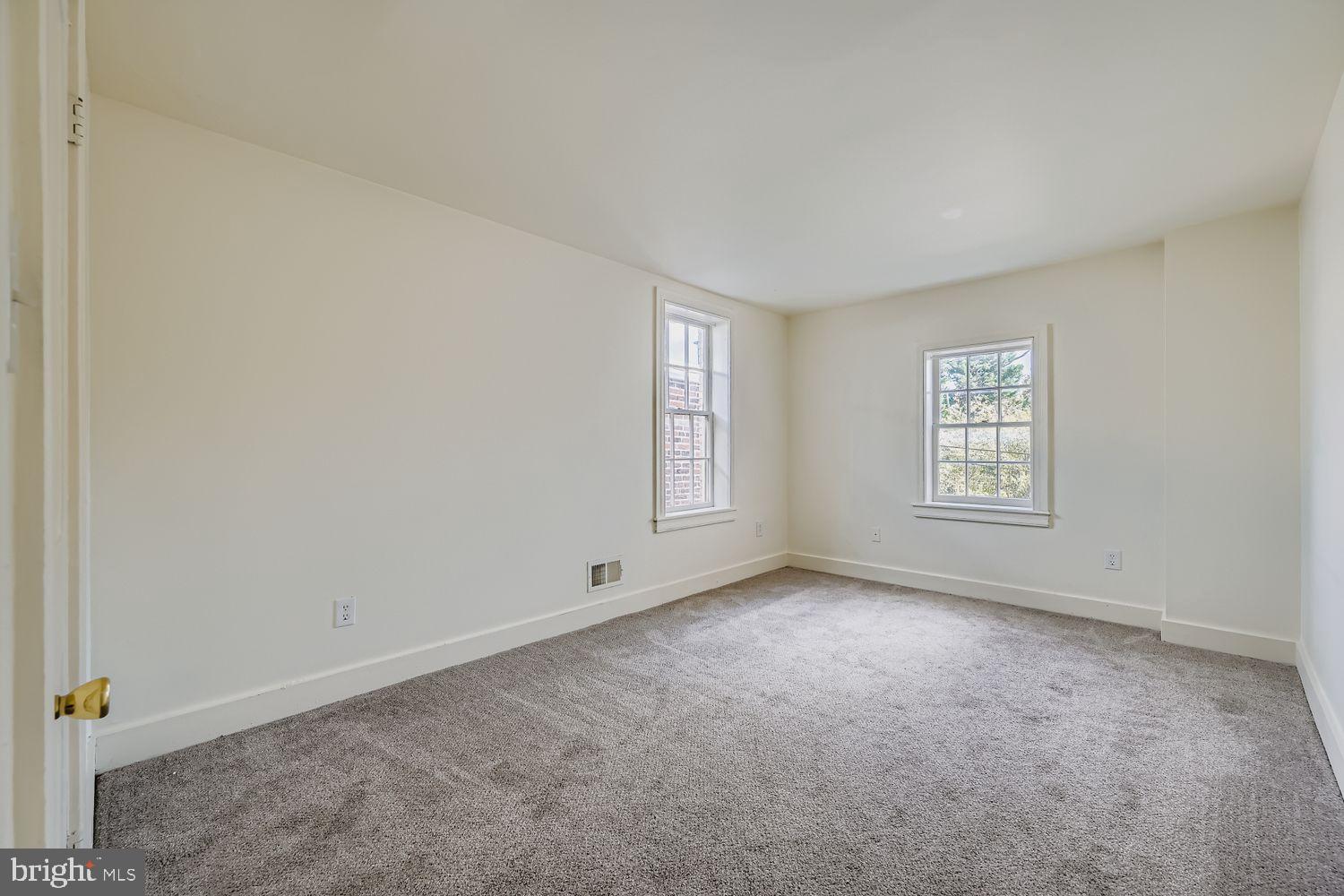 615 South Paca Street Baltimore, MD 21230 - Photo 23 of 34 an empty room with windows