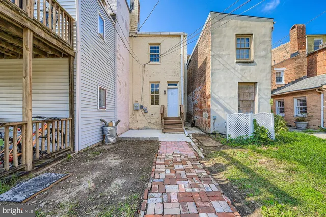 a view of a pathway with a house