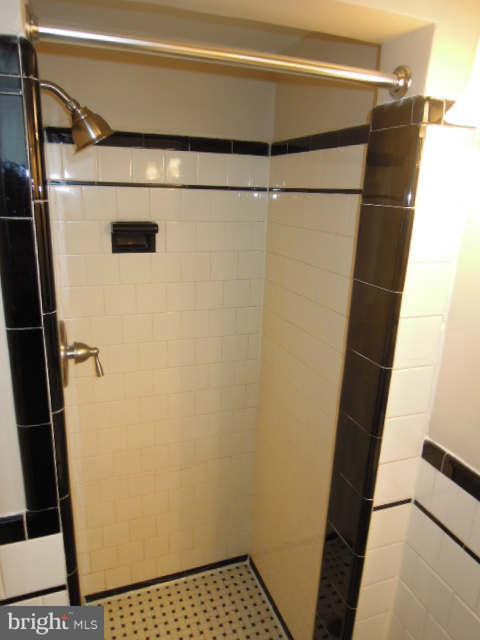 230 Mallow Hill Road Baltimore, MD 21229 - Photo 19 of 28 Main Level Bath