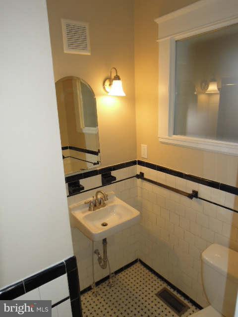 230 Mallow Hill Road Baltimore, MD 21229 - Photo 20 of 28 Main Level Bath