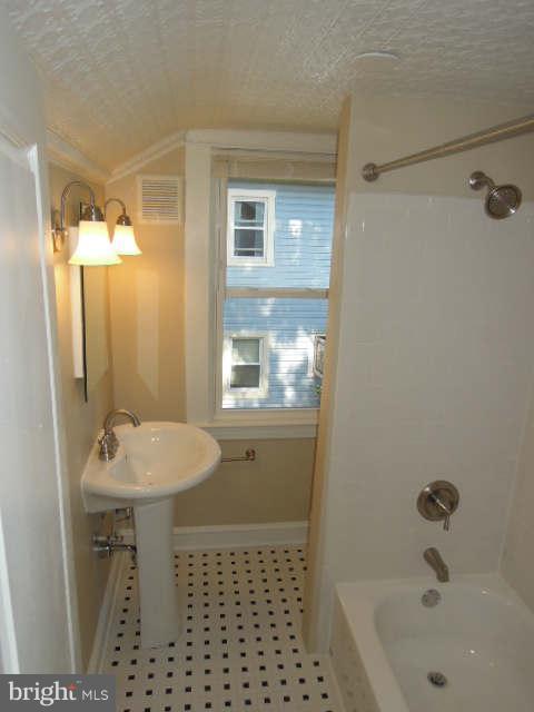 230 Mallow Hill Road Baltimore, MD 21229 - Photo 26 of 28 Bath