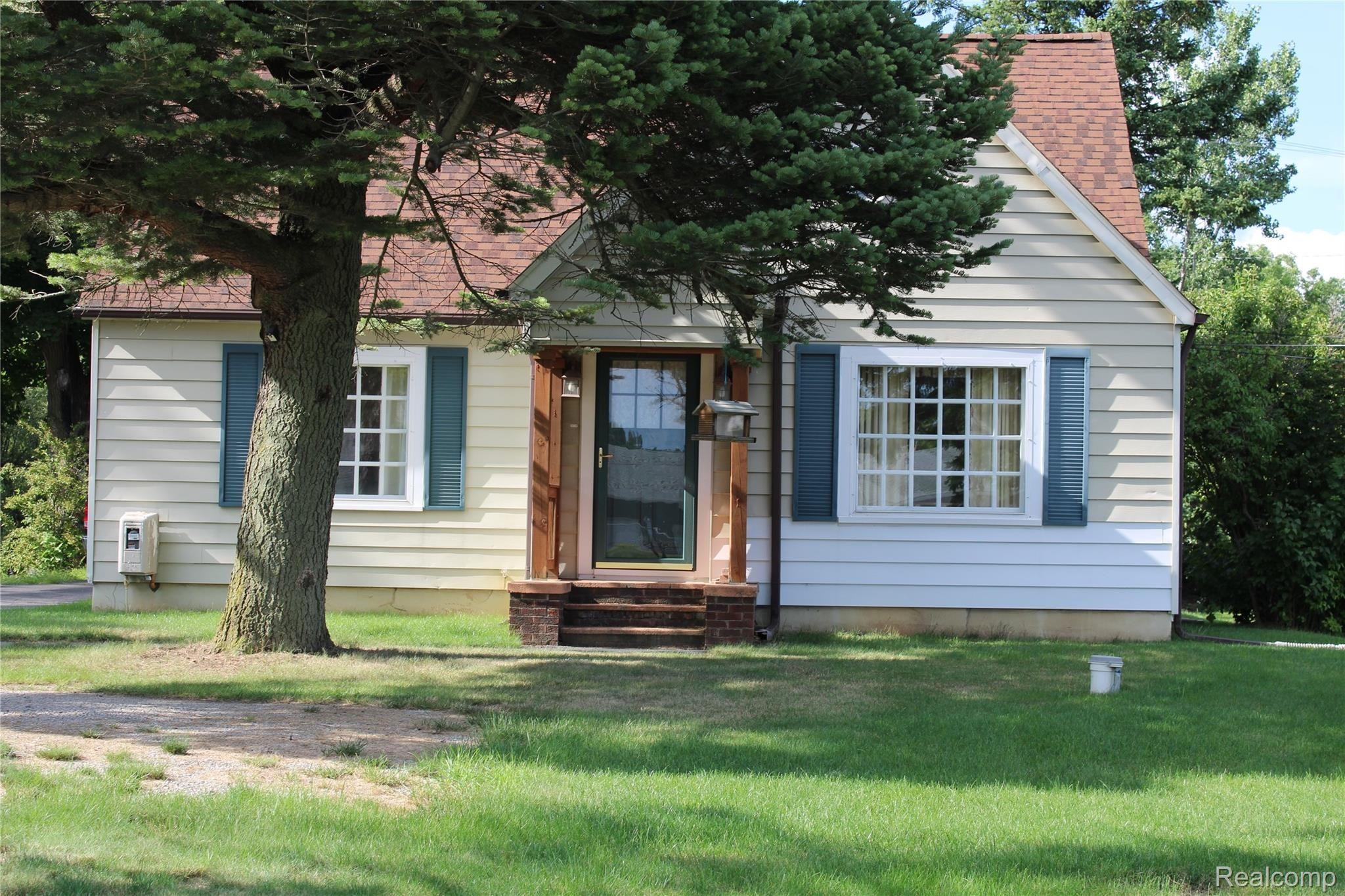 3598 Davison Road Lapeer, MI 48446 - Photo 2 of 32 IMG_1316.JPG