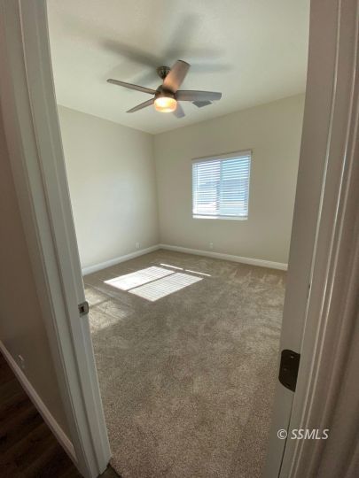 1049 Ocean Avenue Ridgecrest, CA 93555 - Photo 16 of 19 en empty room with window