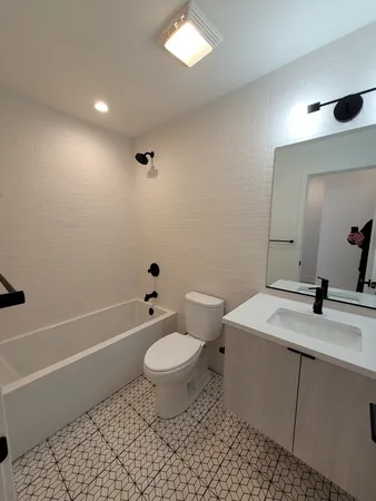 $2,875 | 1334 West Bryn Mawr Avenue, Unit 3R, Chicago, IL 60660