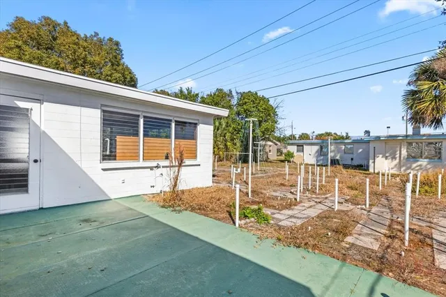 a view of a backyard