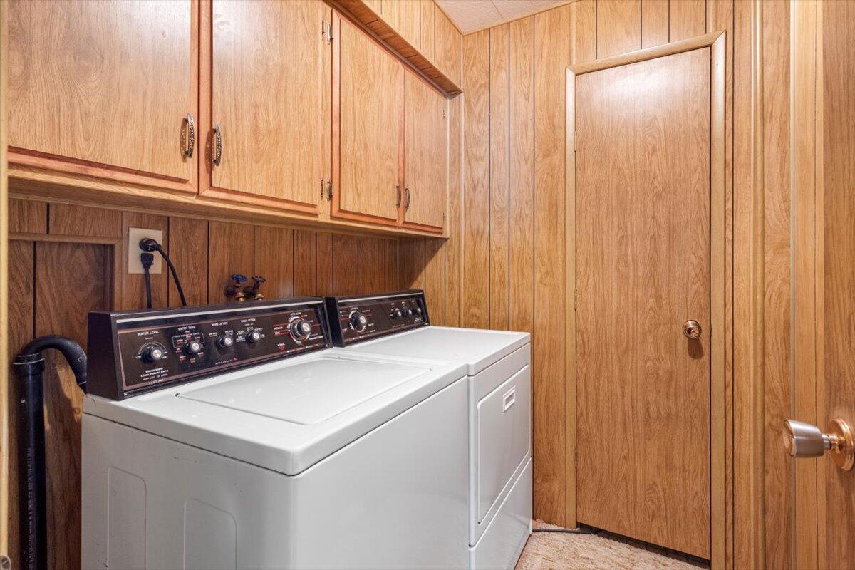 3955 South Stage Road, Unit 7 Medford, OR 97501 - Photo 20 of 36 Laundry with Storage Closet