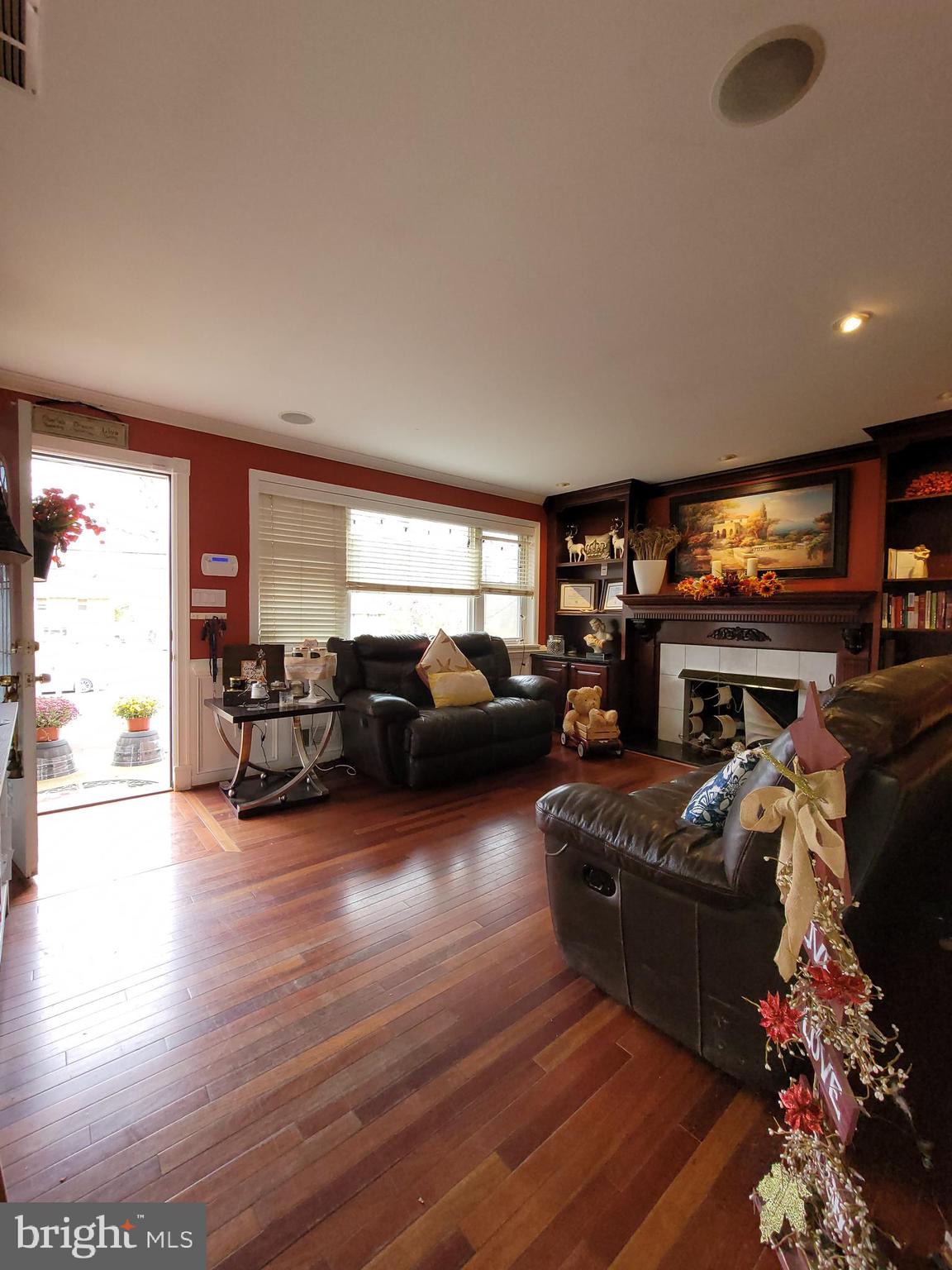 8411 Leland Road Manassas, VA 20111 - Photo 2 of 38 Living room