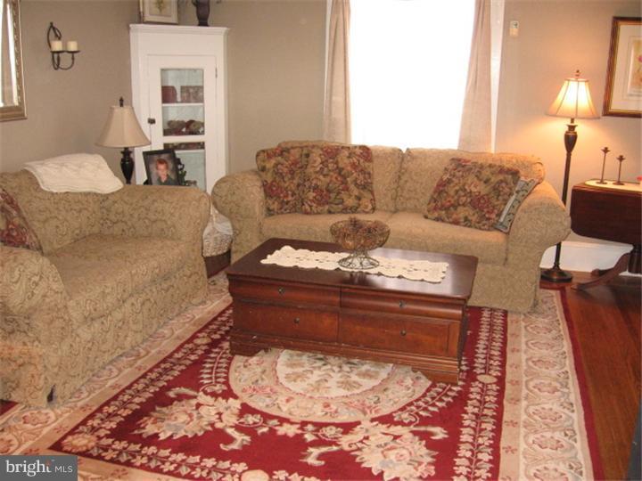 213 Maple Road Wallingford, PA 19086 - Photo 3 of 22 Living Room