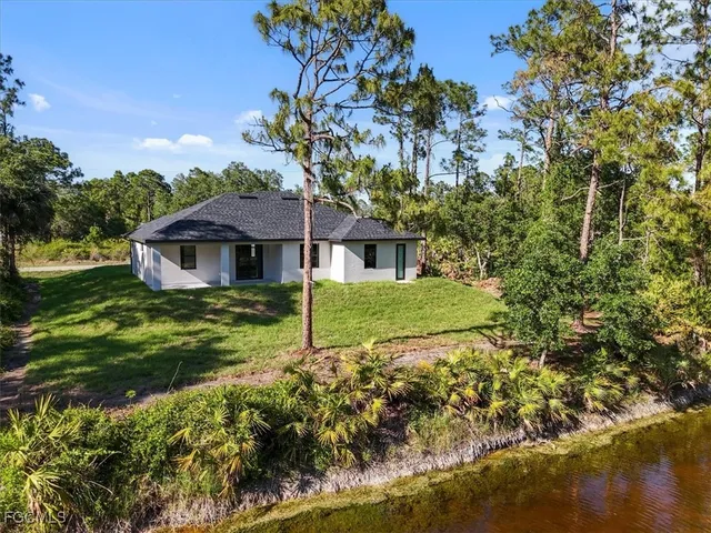 $2,250 | 820 Ashland Street East, Lehigh Acres, FL 33974