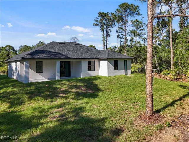 $2,250 | 820 Ashland Street East, Lehigh Acres, FL 33974