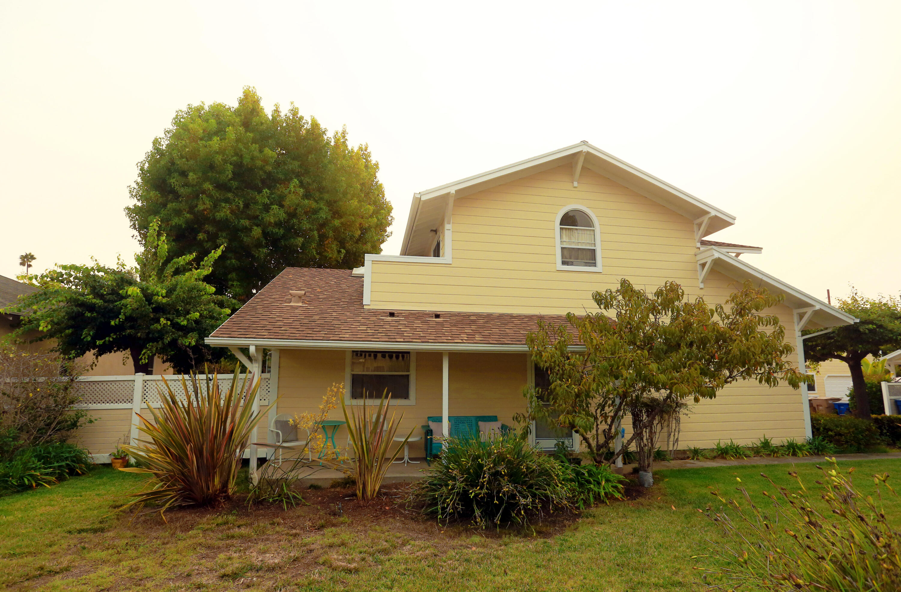 4831 8th Street, Unit 6 Carpinteria, CA 93013 - Photo 12 of 18 Front Yard & Covered Porch
