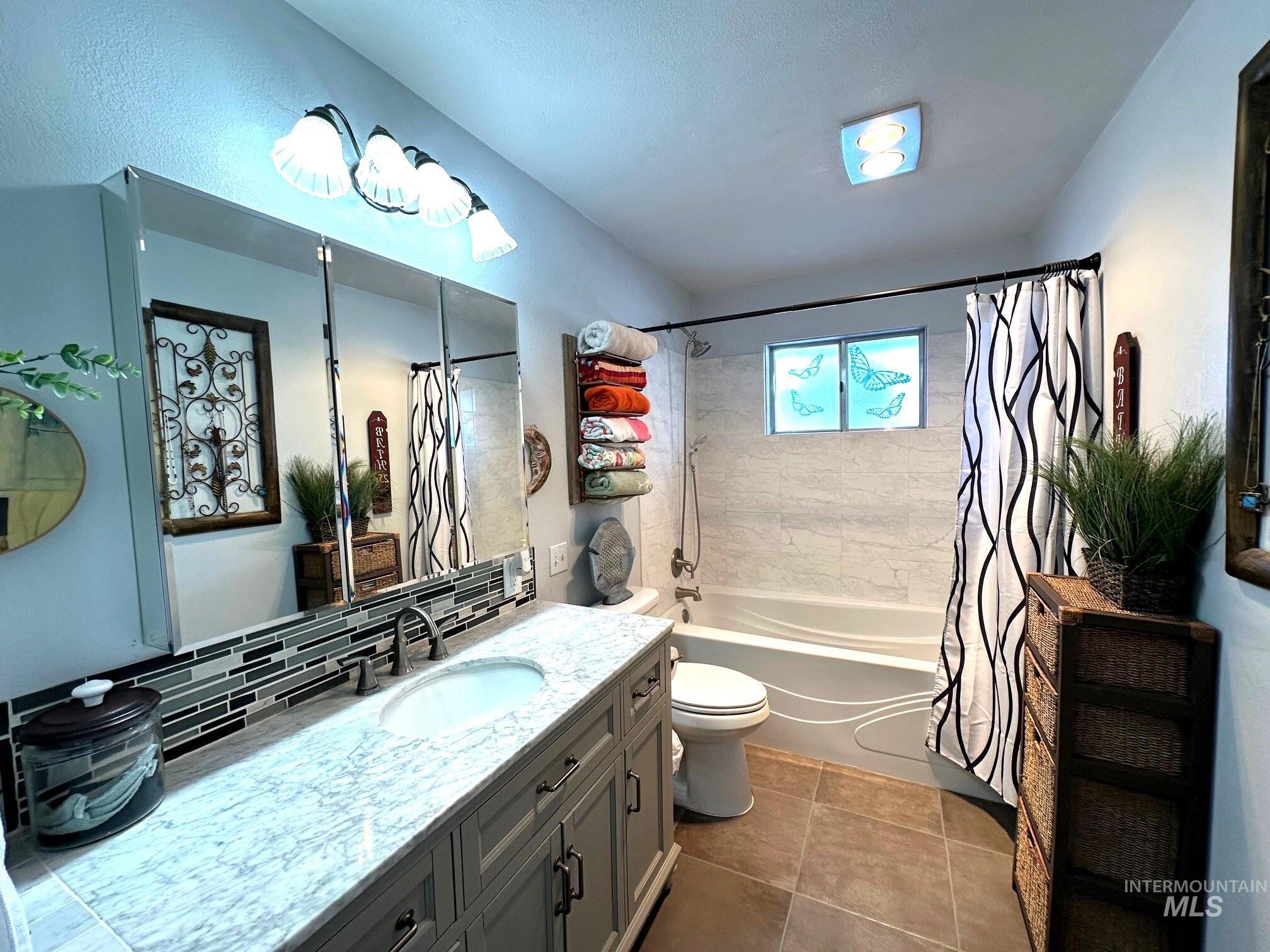 4436 Baker Road Ontario, OR 97914 - Photo 12 of 30 Bathroom with vanity, shower / bath combo, and light tile patterned floors