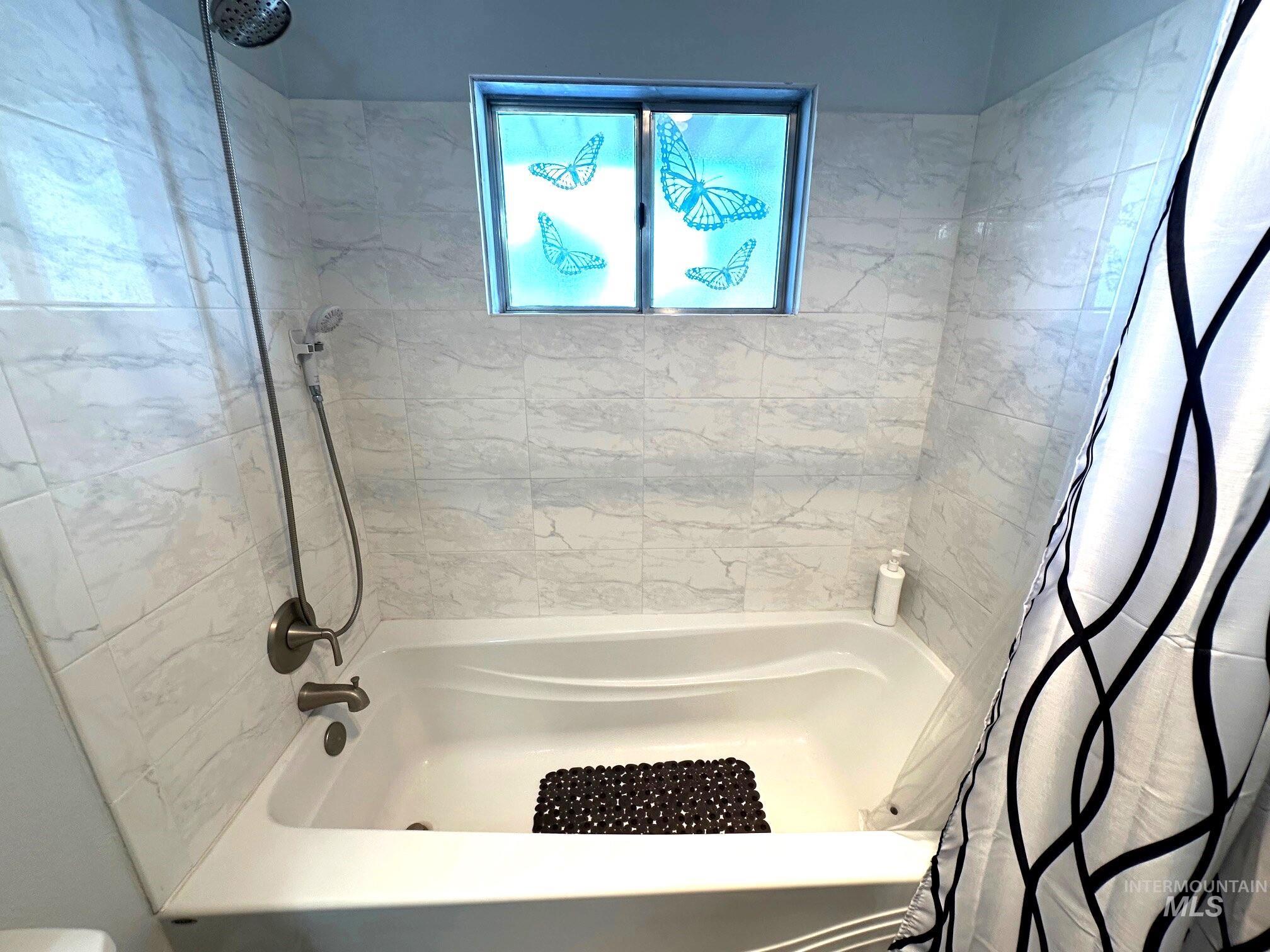 4436 Baker Road Ontario, OR 97914 - Photo 13 of 30 Bathroom featuring shower / bath combination with curtain