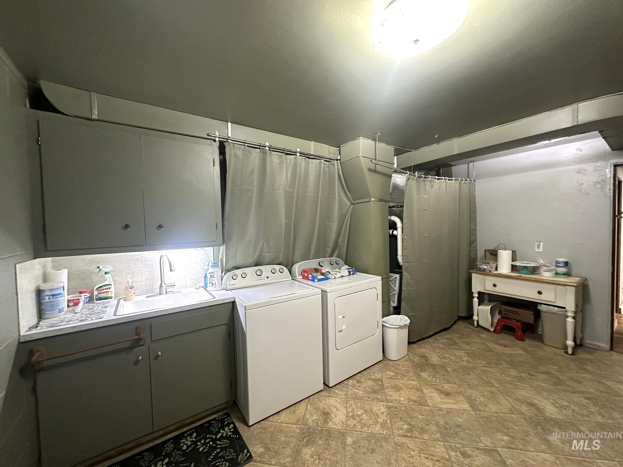 4436 Baker Road Ontario, OR 97914 - Photo 28 of 30 Laundry area featuring stone finish flooring and washer and clothes dryer