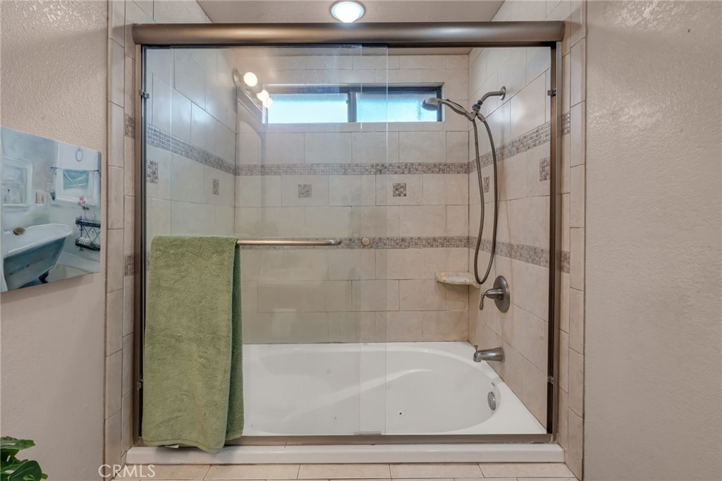 5142 West 142nd Street Hawthorne, CA 90250 - Photo 30 of 56 a bathroom with a bathtub