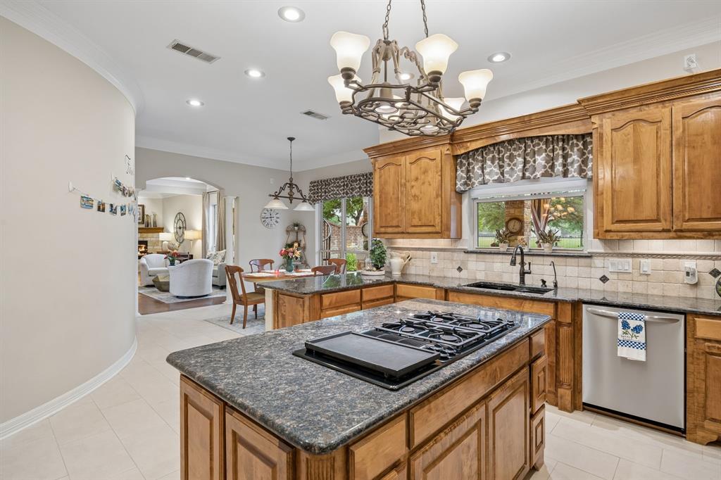 2930 Falcon Way Midlothian, TX 76065 - Photo 11 of 40 a kitchen with a table and chairs in it
