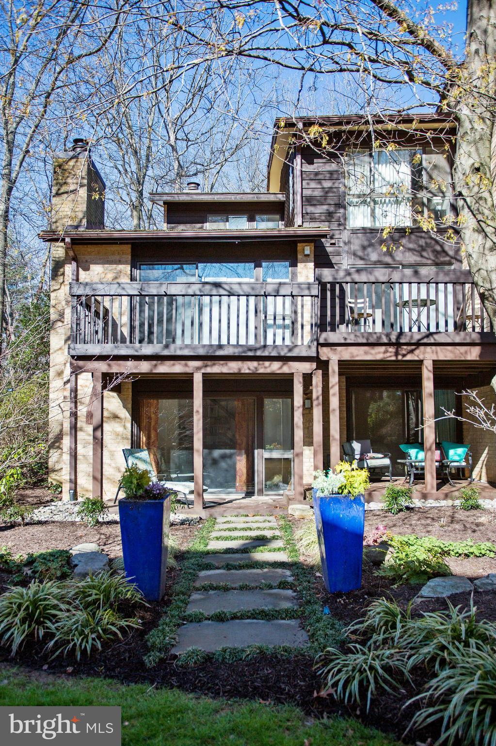 2040 Lakebreeze Way Reston, VA 20191 - Photo 3 of 29 a view of a building with sitting area
