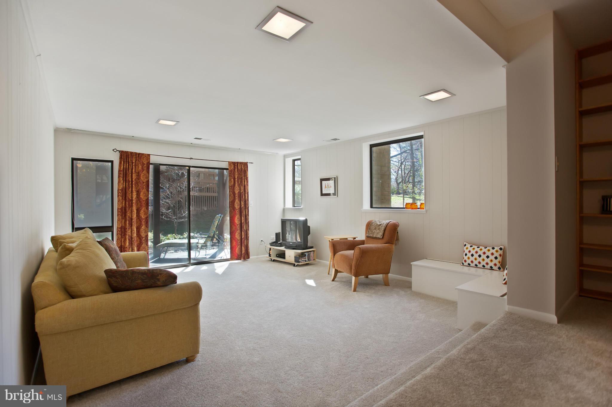 2040 Lakebreeze Way Reston, VA 20191 - Photo 25 of 29 a living room with furniture and a large window